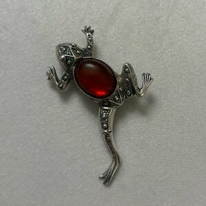 Vintage 925 Sterling Silver Engraved 3D Jumping Frog Carnelian Gem Brooch Pin
